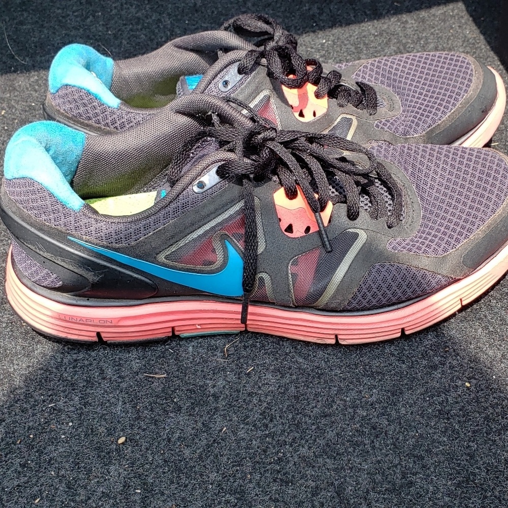Nike women's tennishoes